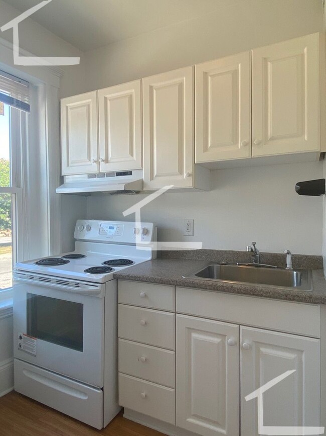 Building Photo - 8/1 Sunny, spacious 2BR right on Green Line!