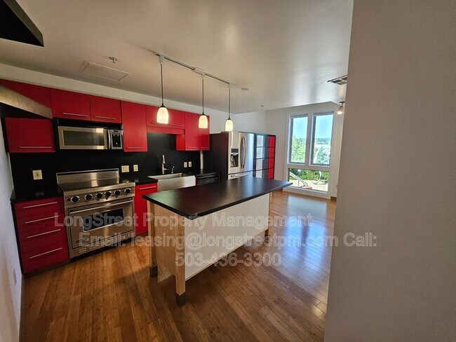 Building Photo - 12600 SW Crescent St
