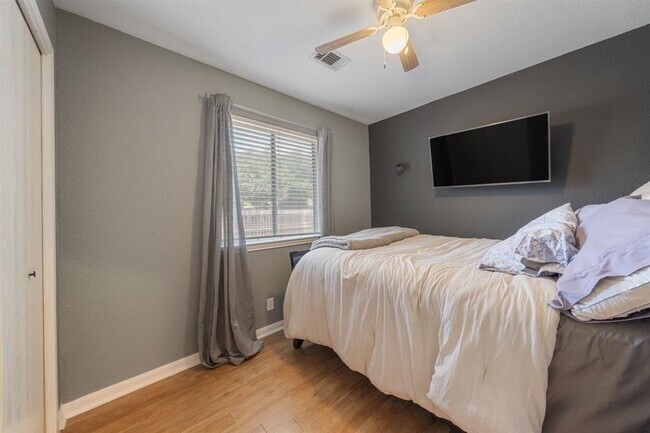 Building Photo - 301 Zebra Dr