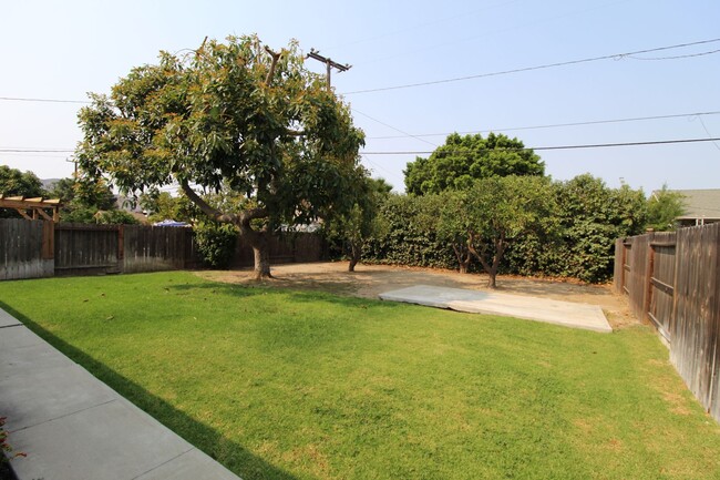 Building Photo - Quaint Santa Paula Home