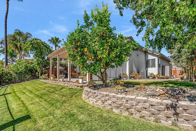 Building Photo - 2435 Pinehurst Ct