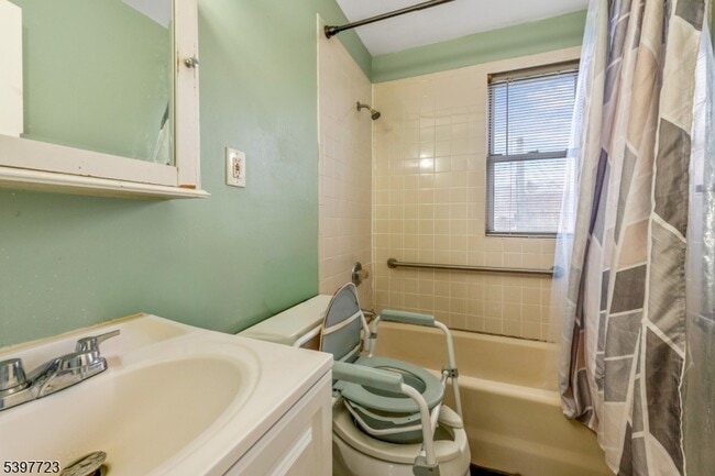 Building Photo - 953 E Front St