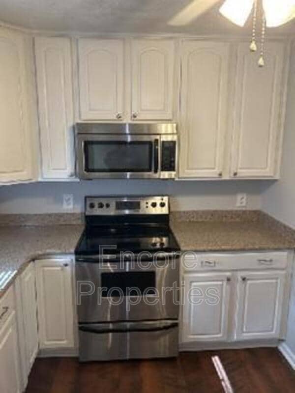 Building Photo - 6555 English Oaks Dr