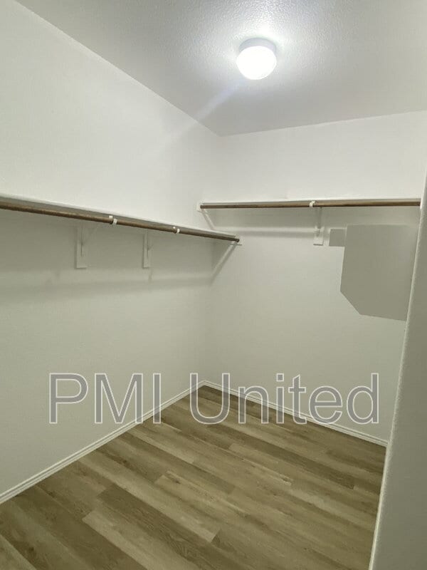 Building Photo - 9145 Blackstone Dr
