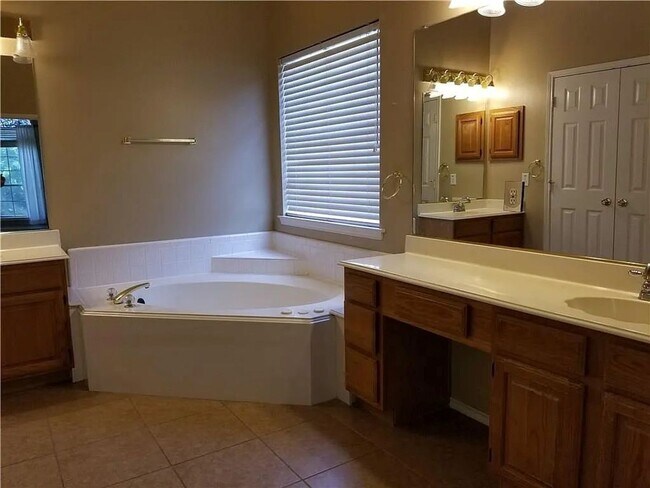 Building Photo - Stunning 5-Bedroom, 3-Bath Home with Over ...