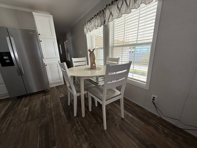 Building Photo - 6702 Lakewood Dr