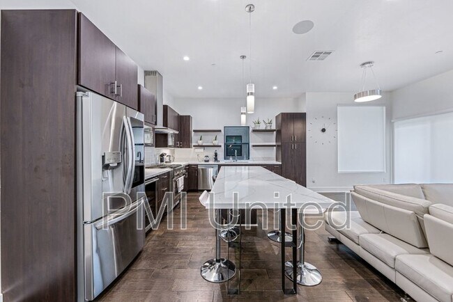 Building Photo - 425 W 9th St