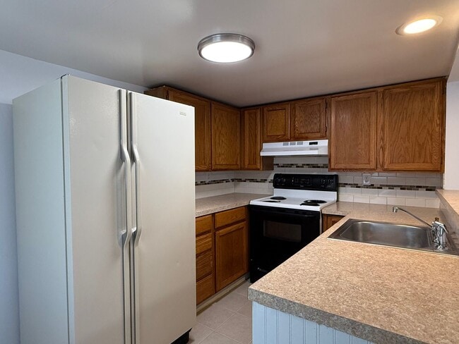 Building Photo - 1 Bed 1 Bath home with fenced yard and a s...
