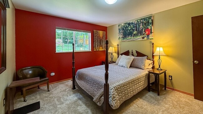 Building Photo - Fun, furnished home in a woodsy setting. 6...