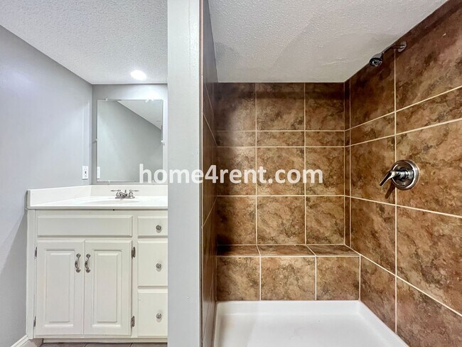 Building Photo - Fantastic Home in Blue Valley Schools w/ Hardwood Floors, Open Layout, Granite Counters, Finished...