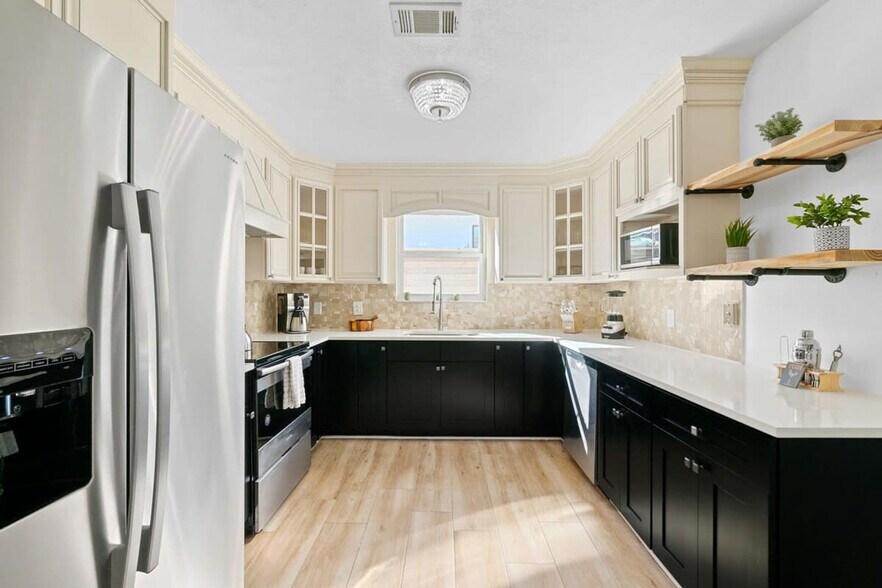 Building Photo - 305 3rd St