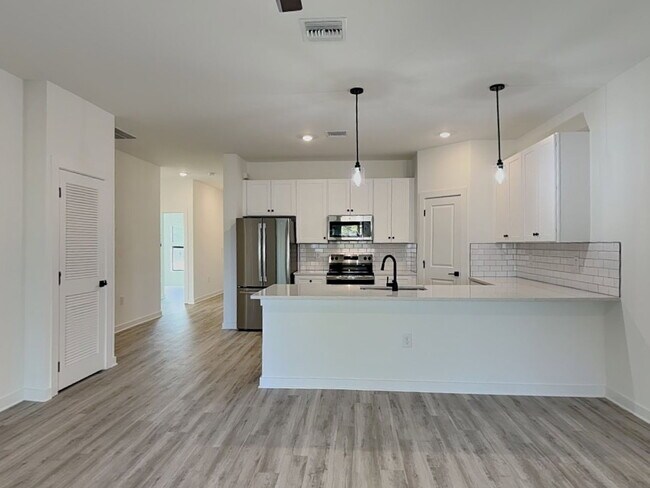 Building Photo - 1112 Bismarck Rd