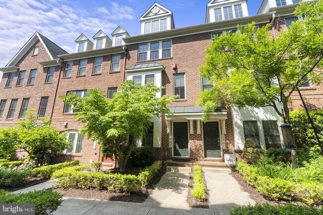 Building Photo - 2509 S Kenmore Ct