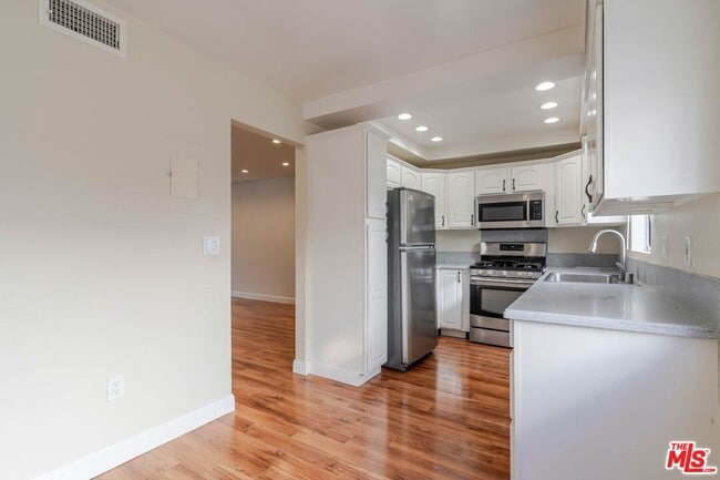 Building Photo - 13959 Victory Blvd