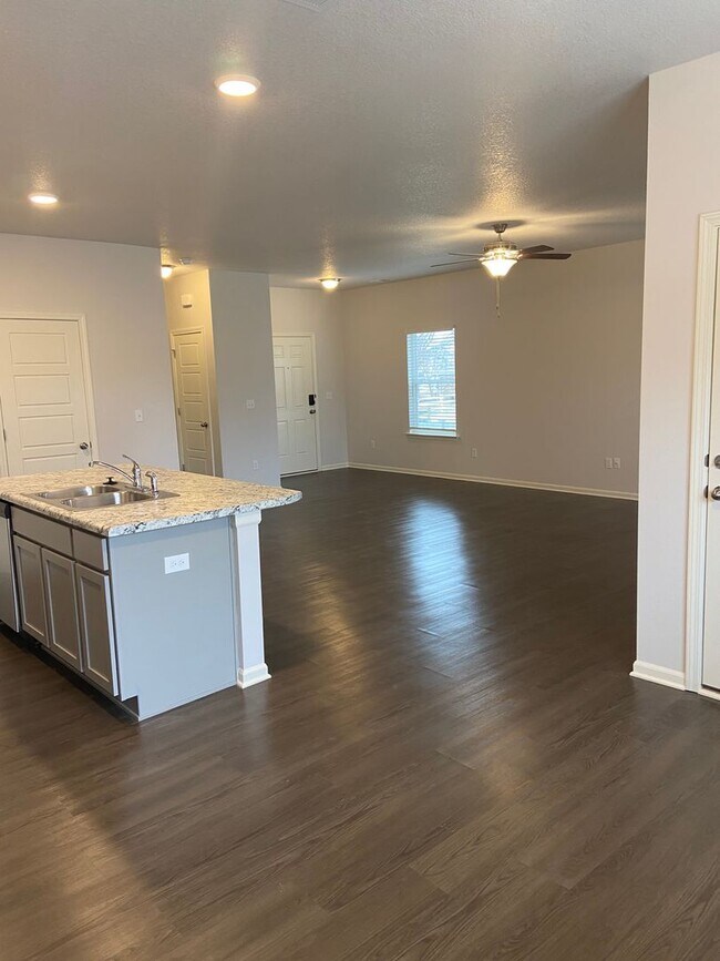Building Photo - NOW PRELEASING!  Three Bedroom | Two and a Half Bath Home in Spring Hill