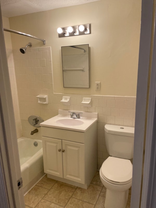 Building Photo - 411 Great Rd