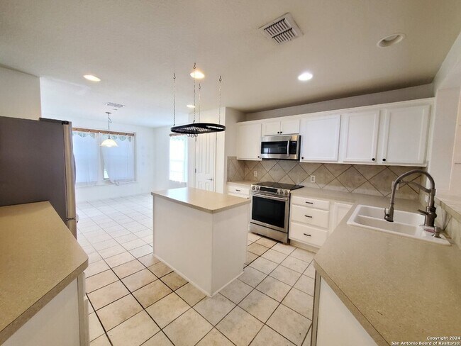 Building Photo - 555 Planters Pass