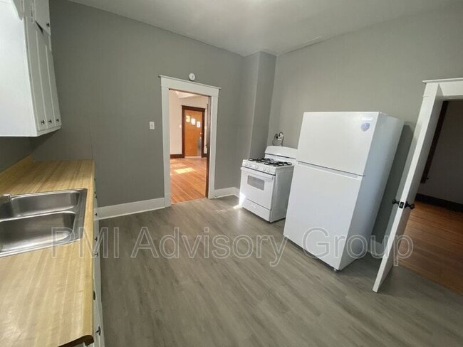 Building Photo - 710 SW Jewell Ave