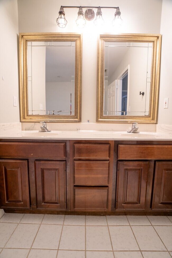 Building Photo - 3 bed 2 Bath townhome in a great location