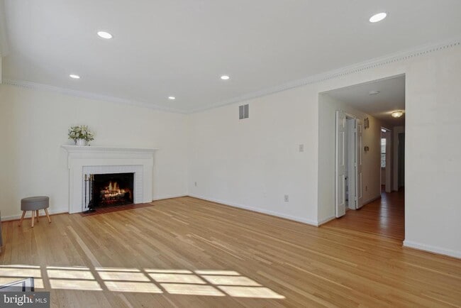 Building Photo - 6815 Melrose Dr