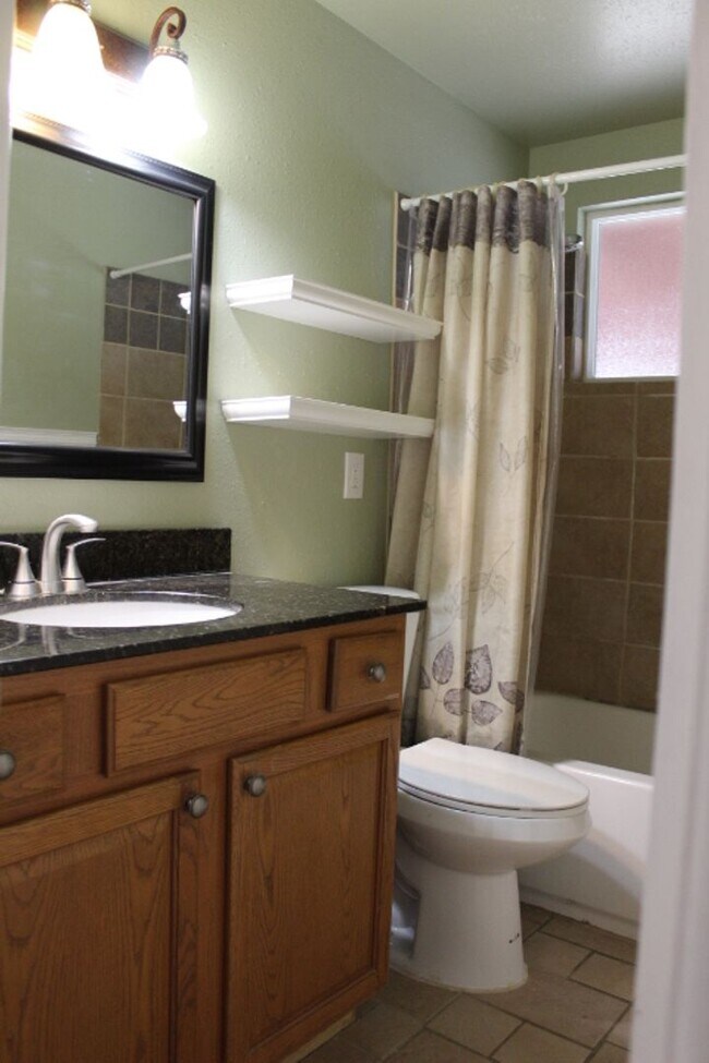 Building Photo - Stunning 3 bedroom/ 1 3/4 bath Ranch in Ha...