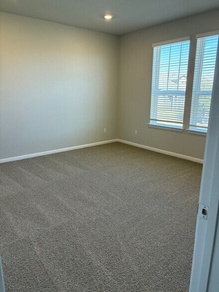 Building Photo - 1020 Vista View Dr