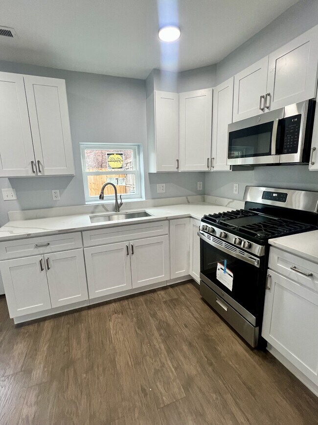 Building Photo - 1212 W Lombard St