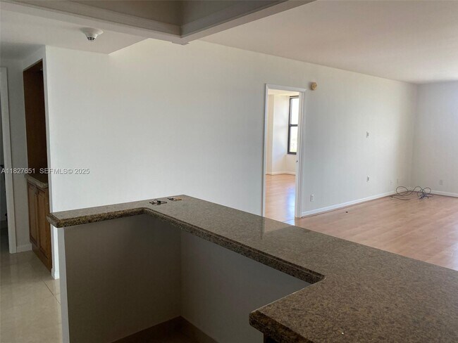 Building Photo - 2500 Parkview Dr