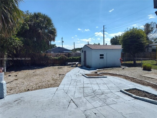 Building Photo - 173 W 16th St