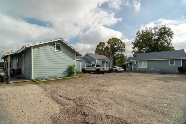 Building Photo - 13928 Bandera St