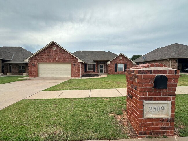 Building Photo - Charming 3 Bedroom, 2 Bathroom with Storm ...