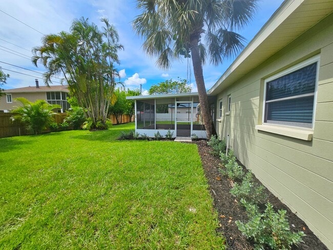Building Photo - 3 Bedroom 2 Bath in Riveria Bay of St. Pete