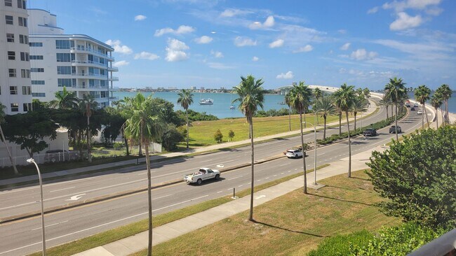 Building Photo - Beautifully renovated 2/2 condo downtown Sarasota with view of Bay!