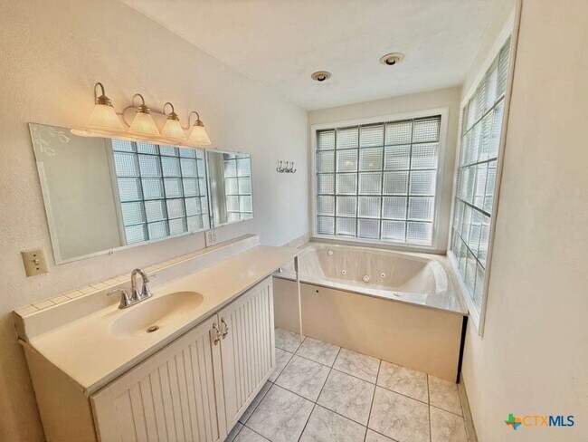 Building Photo - 103 Crestview Dr