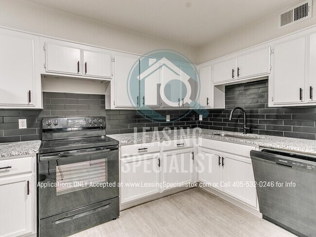 Building Photo - Adorable Norman 3 Bed 1.5 Bath House!