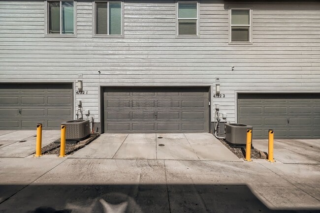 Building Photo - Spacious 3BR Townhome with Stainless Steel Appliances & 2-Car Garage