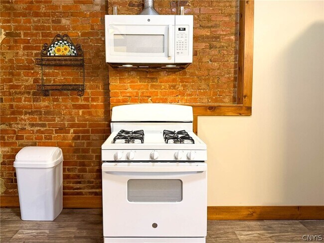 Building Photo - 1017 White Pl