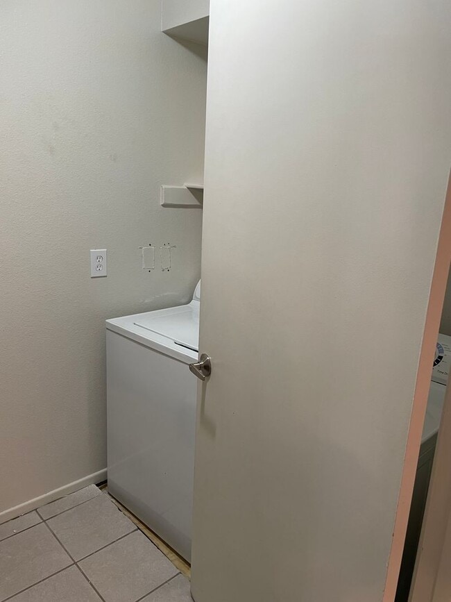 Building Photo - Furnished Condo