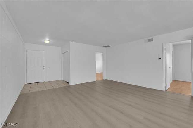 Building Photo - 2908 E Poplar Ave