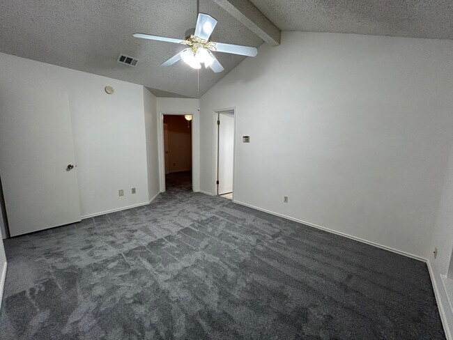 Building Photo - 2320 Aquaduct Dr