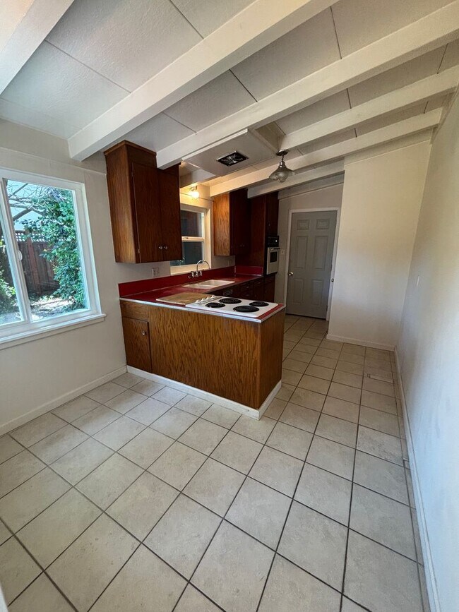 Building Photo - 2 Bedroom 1 Bathroom located in Santa Rosa...