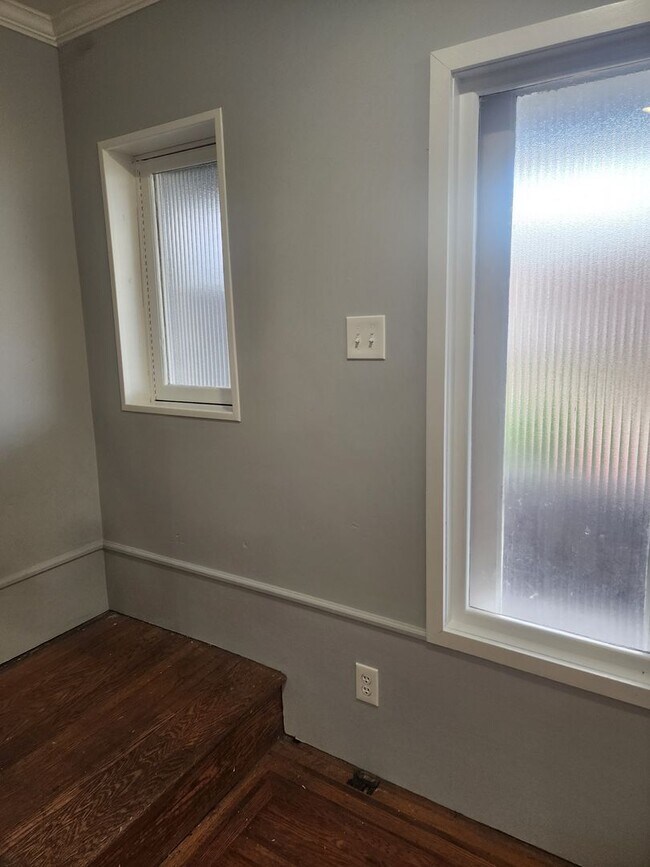 Building Photo - East Oak Lane House for rent with front porch and rear yard