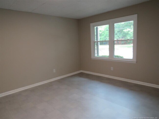 Building Photo - 210 Colonial Dr