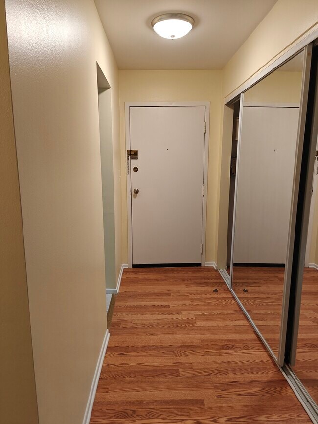 Building Photo - 2600 Brookwood Way Dr