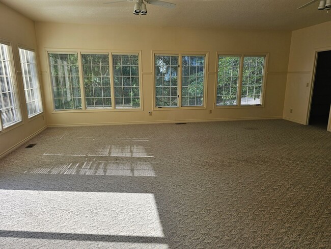 Building Photo - TRADITIONAL HOME IN PALISADES NEIGHBORHOOD...