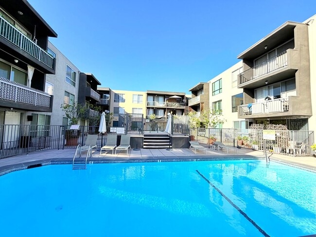 Building Photo - ***MOVE-IN SPECIAL 2 WEEKS FREE RENT***Beautiful Renovated Spacious Courtyard One Bedroom with pa...