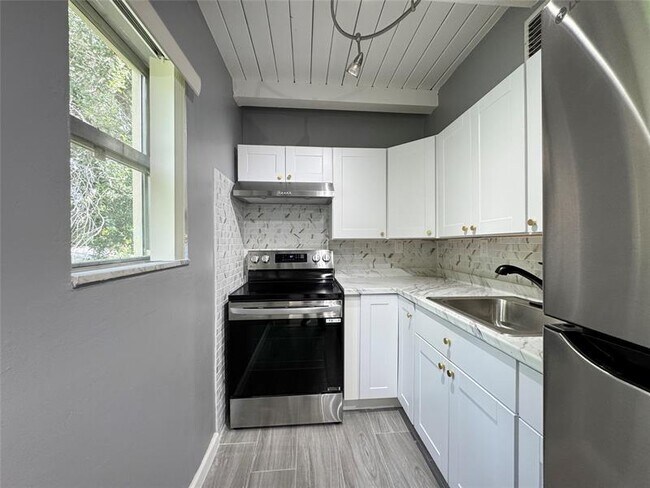 Building Photo - 1313 SW 8th Ct