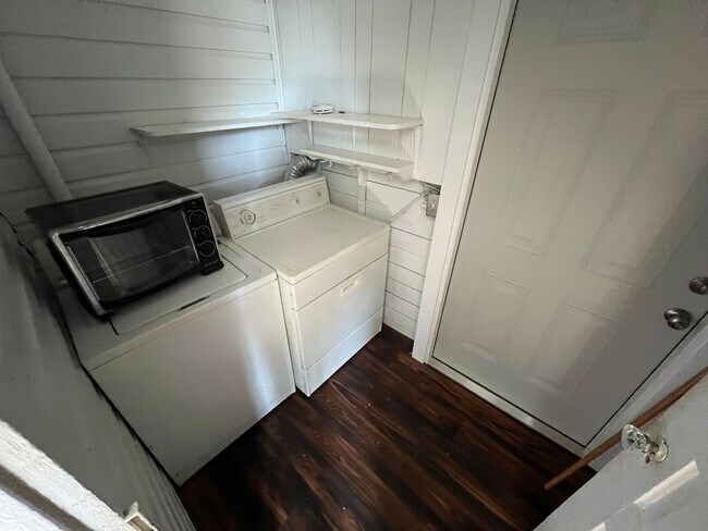 Building Photo - Remodeled 3 bedroom/ 2 bathroom home within minutes of downtown.