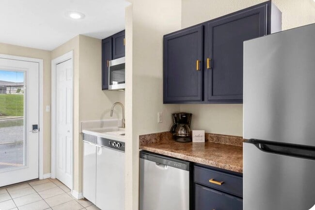 Building Photo - Remodeled and Stunning Studio | Fully Furnished | All Utilites Included | 1 Bathroom | Condo | Ki...