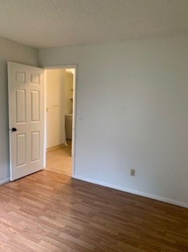 Building Photo - Hidden Valley Estates - 2 bdrm / 1 bath / 2 parking